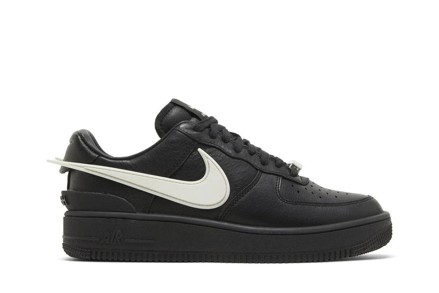 Tênis Ambush x Nike Air Force 1 Low Black Preto vista lateral