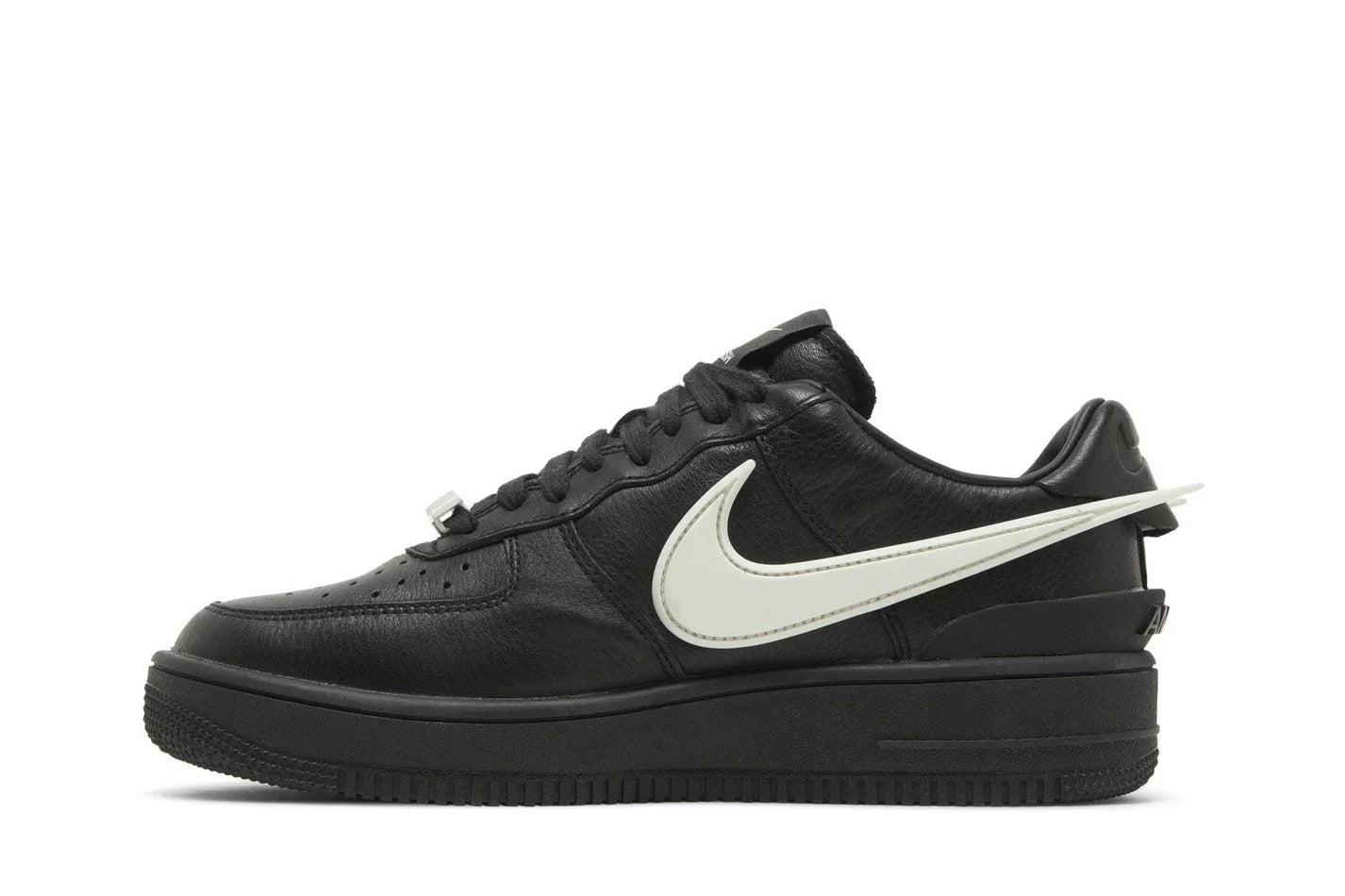 Tênis Ambush x Nike Air Force 1 Low Black Preto detalhe lateral