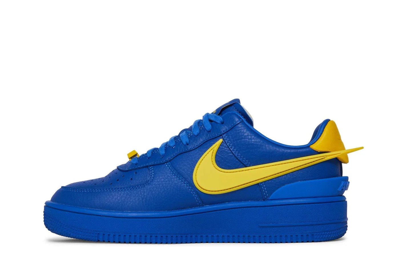 Tênis Ambush x Nike Air Force 1 Low Game Royal and Vivid Sulphur Azul detalhe lateral