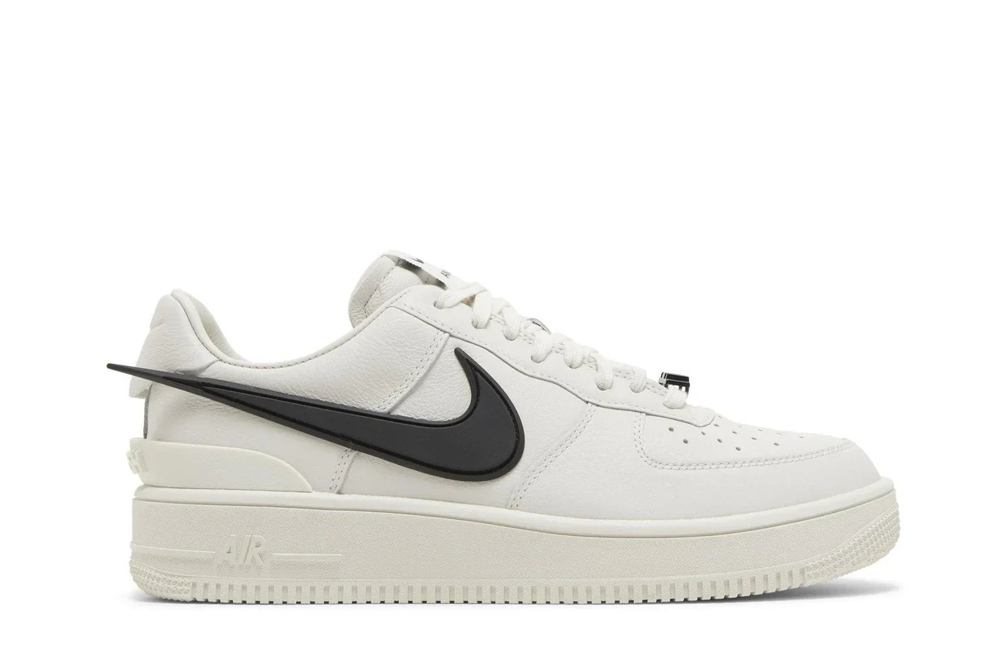 Tênis Ambush x Nike Air Force 1 Low Phantom Branco vista lateral