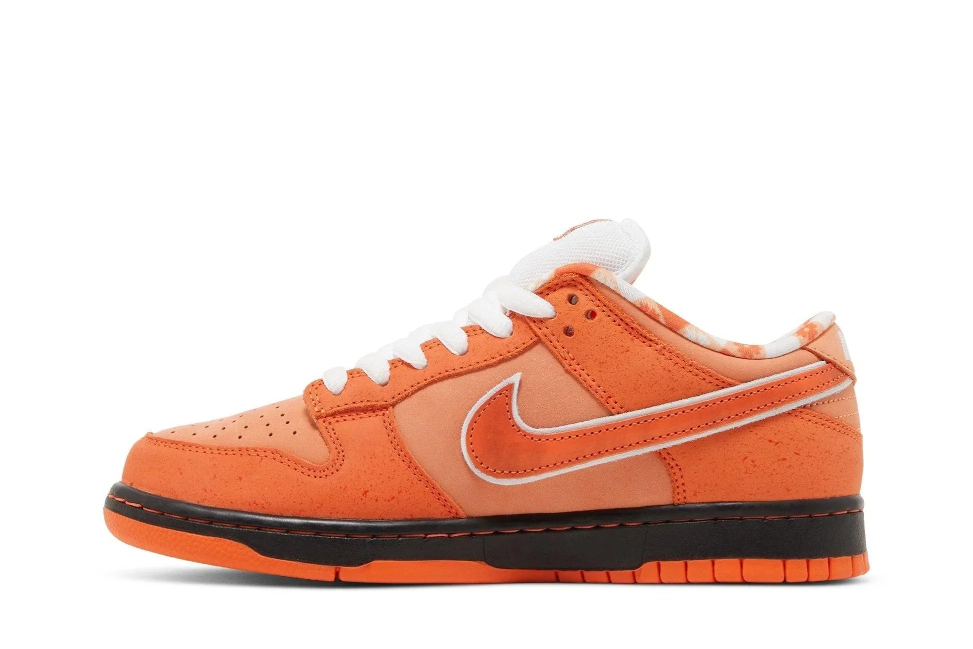 Tênis Concepts x Nike SB Dunk Low Orange Lobster Laranja vista traseira