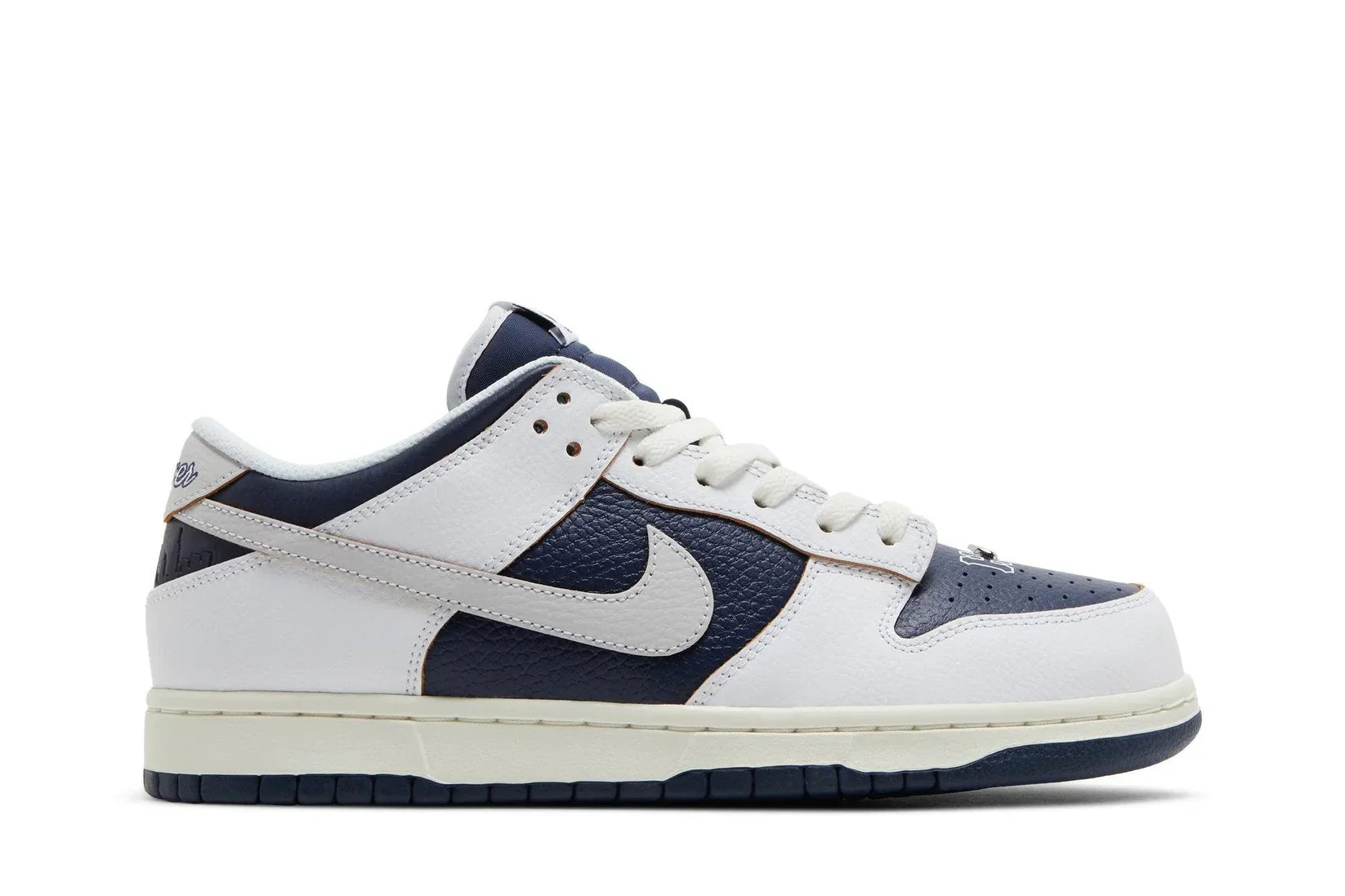 Tênis HUF x Nike SB Dunk Low New York Branco/Azul vista lateral