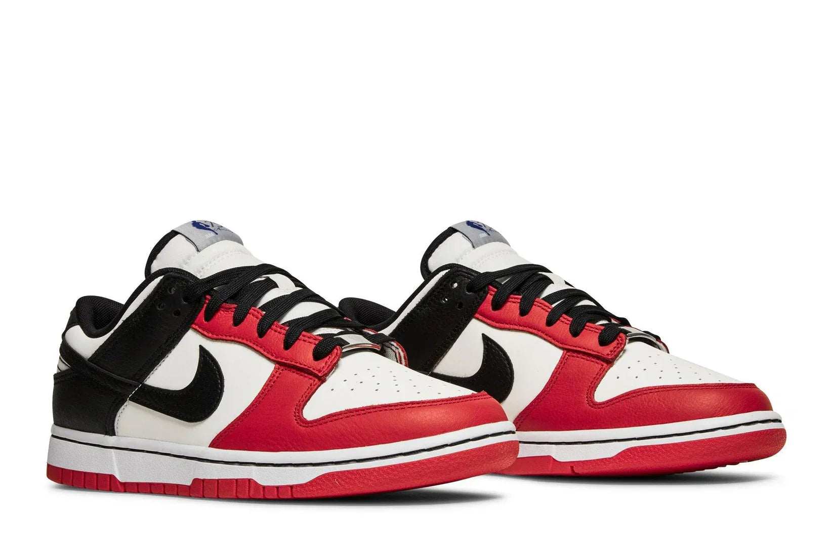 Tênis NBA x Nike Dunk Low Chicago Vermelho/Preto detalhe do solado