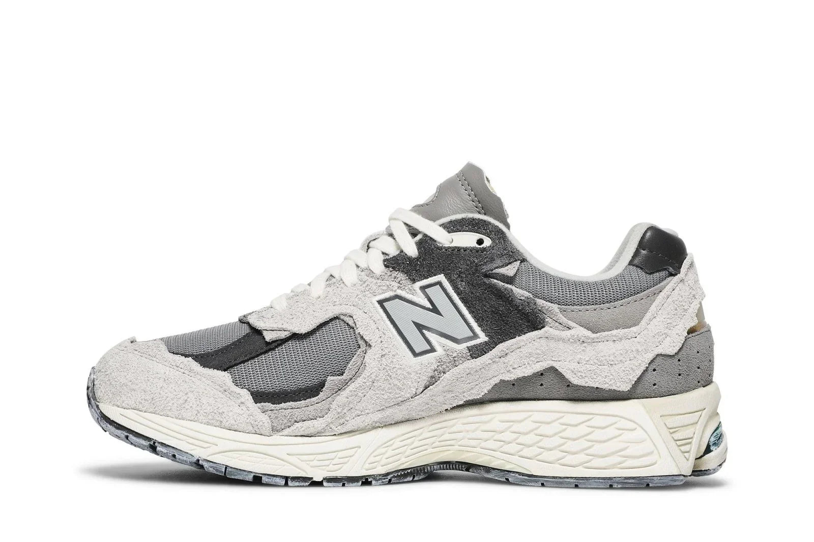 Tênis New Balance 2002R Protection Pack Rain Cloud Suede Mesh Cinza detalhe lateral