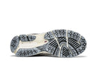 Tênis New Balance 2002R Protection Pack Rain Cloud Suede Mesh Cinza detalhe do material