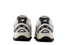 Tênis New Balance 204L Silver Metallic Black Prateado detalhe do solado
