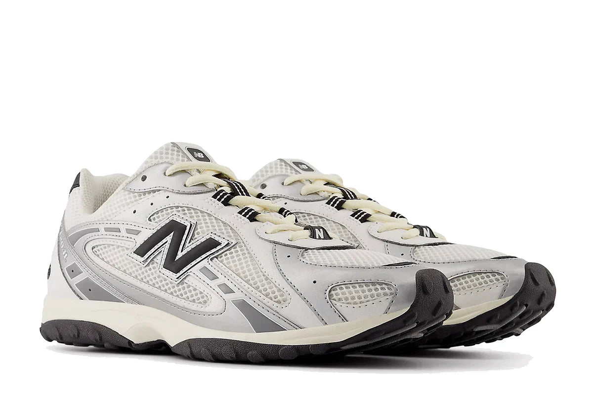 Tênis New Balance 204L Silver Metallic Black Prateado detalhe do material