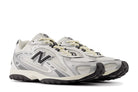 Tênis New Balance 204L Silver Metallic Black Prateado detalhe do material