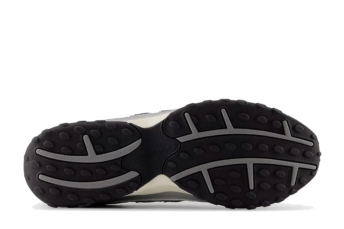 Tênis New Balance 204L Silver Metallic Black Prateado detalhe lateral