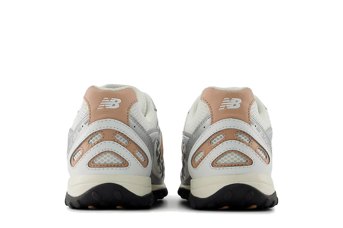 Tênis New Balance 204L Silver Metallic Flat Taupe Prateado detalhe do solado