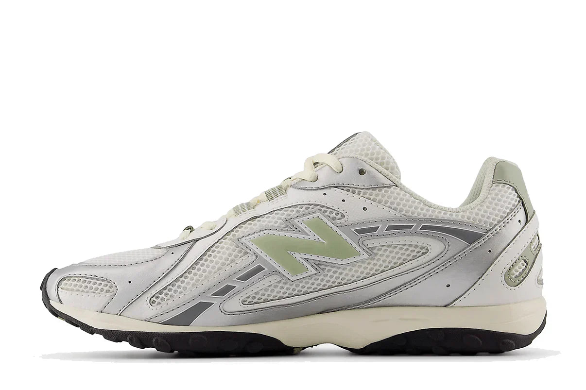 Tênis New Balance 204L Silver Metallic Sage Green Prateado detalhe do solado