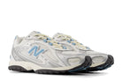 Tênis New Balance 204L Silver Metallic Sky Prateado detalhe do material