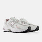 Tênis New Balance 530 Ice Wine Prata detalhe do solado