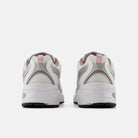 Tênis New Balance 530 Ice Wine Prata detalhe lateral