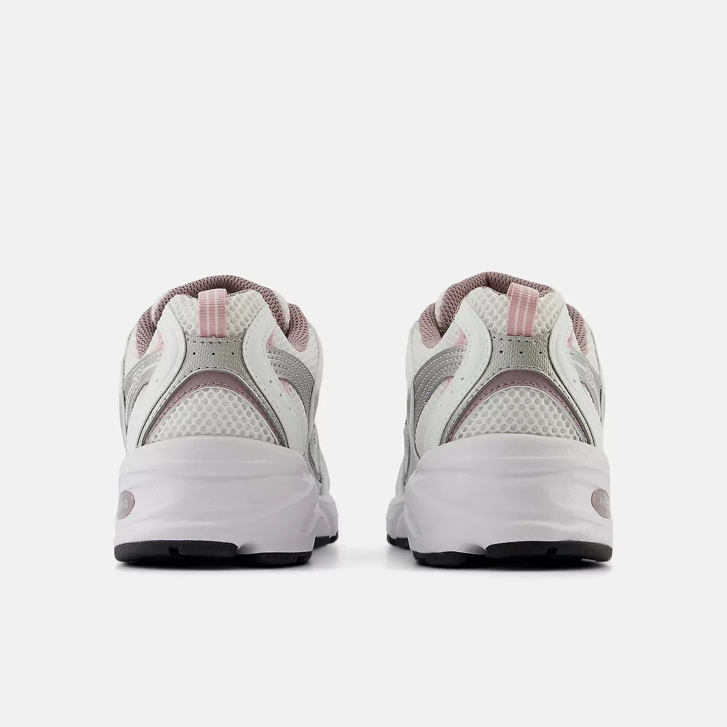 Tênis New Balance 530 Ice Wine Prata detalhe lateral