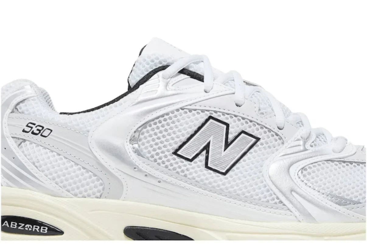 Tênis New Balance 530 Silver Cream Prateado detalhe do material