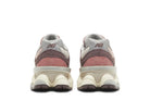 Tênis New Balance 9060 Mineral Red Truffle Rain Cloud Vermelho detalhe do solado