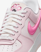 Tênis Nike Air Force 1 07 Lx Paw Print Rosa detalhe frontal