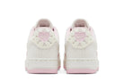 Tênis Nike Air Force 1 Low Valentines Day (2025) Branco detalhe do solado