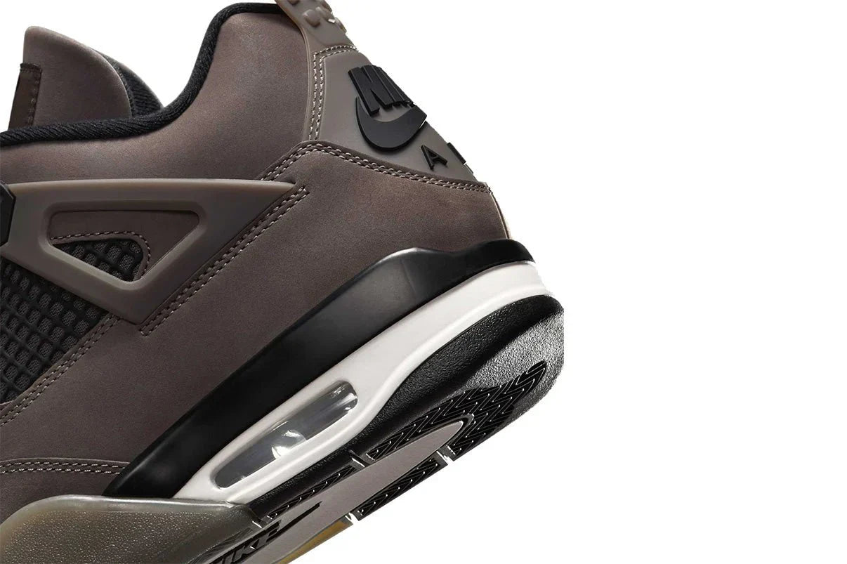 Tênis Nike Air Jordan 4 Cave Stone and Black Marrom detalhe frontal