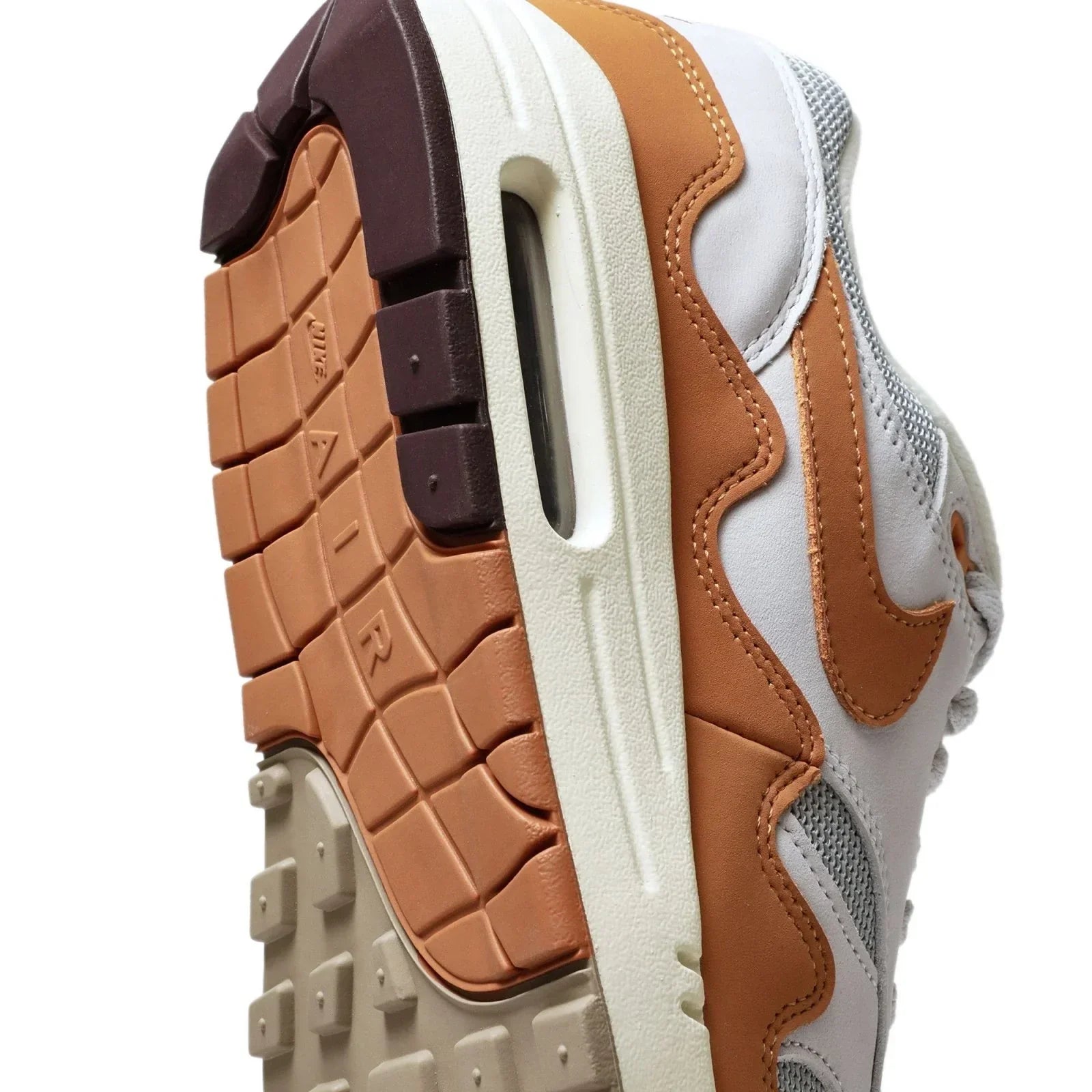 Tênis Nike Air Max 1 x Patta Monarch Laranja detalhe do material