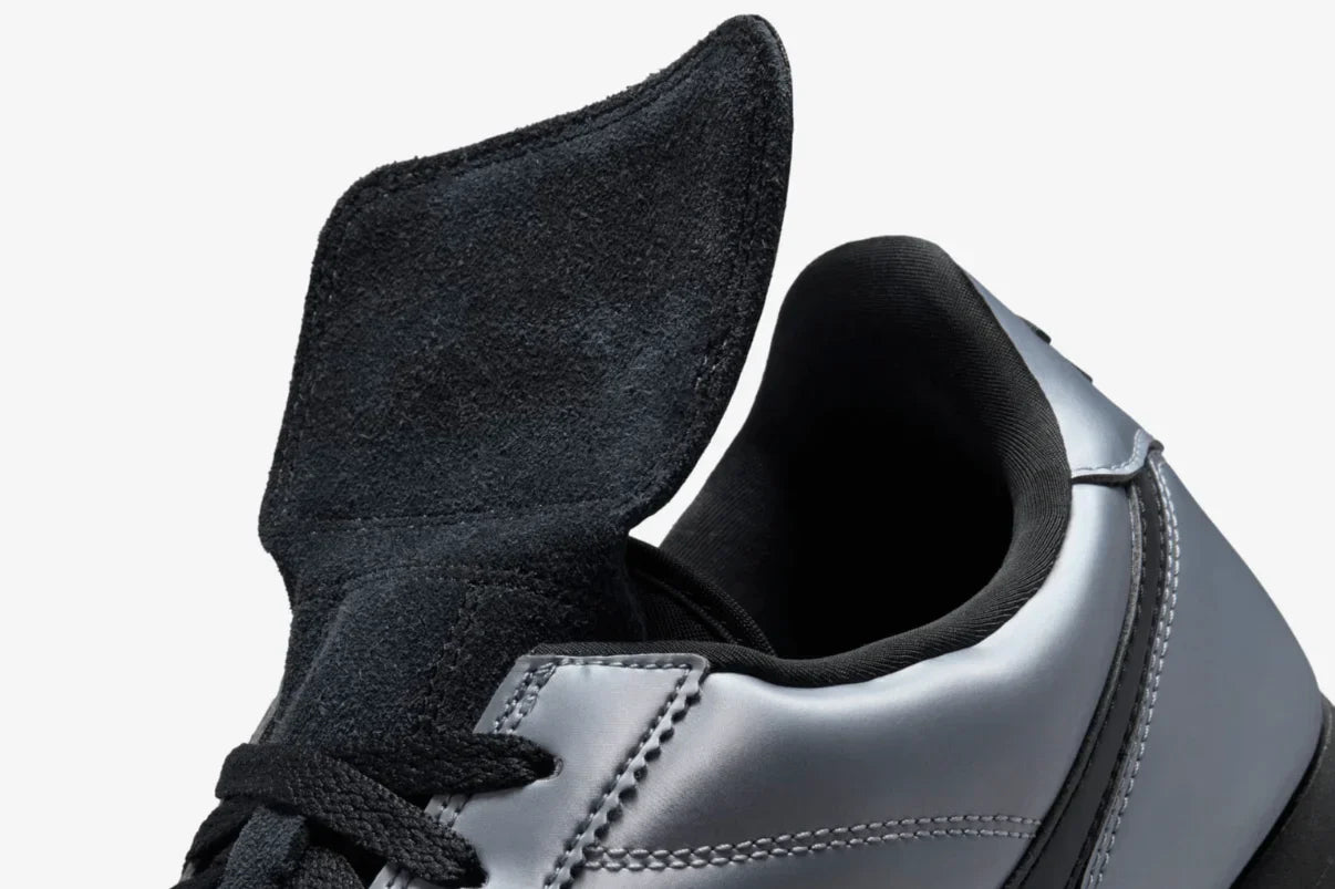 Tênis Nike Cortez SE Tiempo Pack Metallic Cool Grey Cinza detalhe do solado