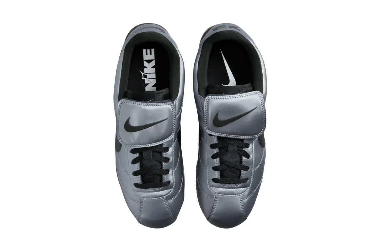 Tênis Nike Cortez SE Tiempo Pack Metallic Cool Grey Cinza detalhe lateral