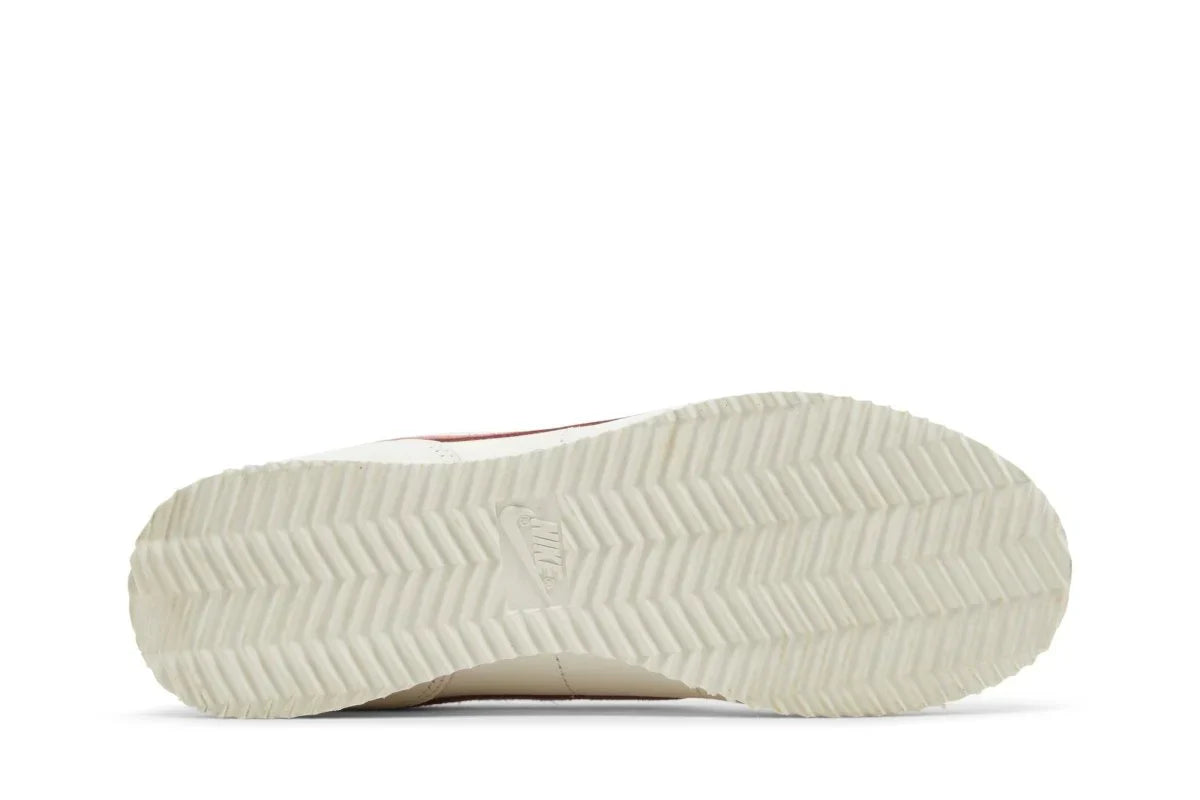 Tênis Nike Cortez Valentines Day Branco detalhe do material