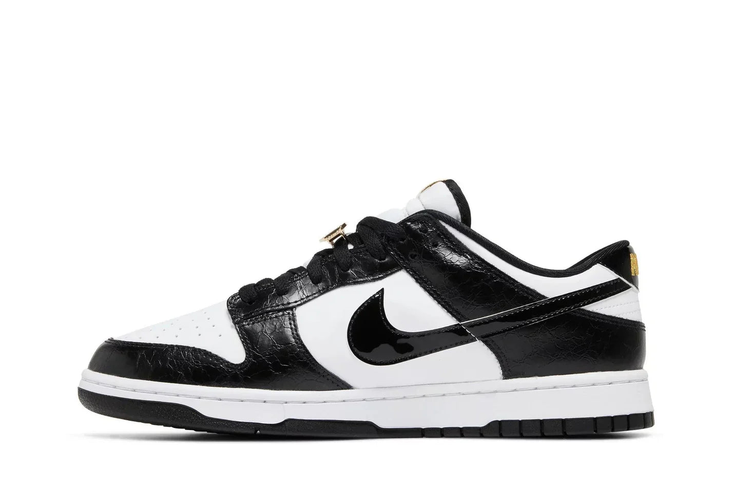 Tênis Nike Dunk Low Black World Champ Preto detalhe do solado