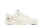Tênis Nike Dunk Low Give Her Flowers Branco vista superior