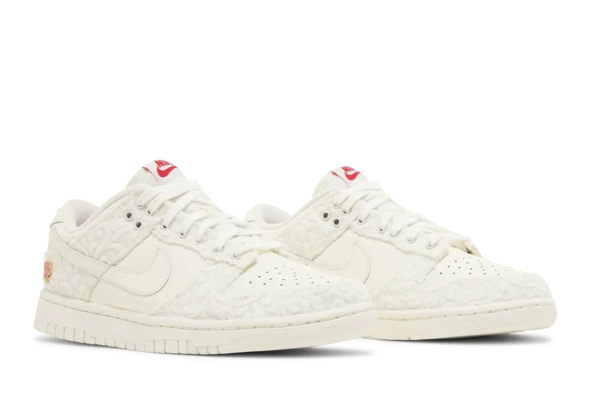 Tênis Nike Dunk Low Give Her Flowers Branco detalhe do solado