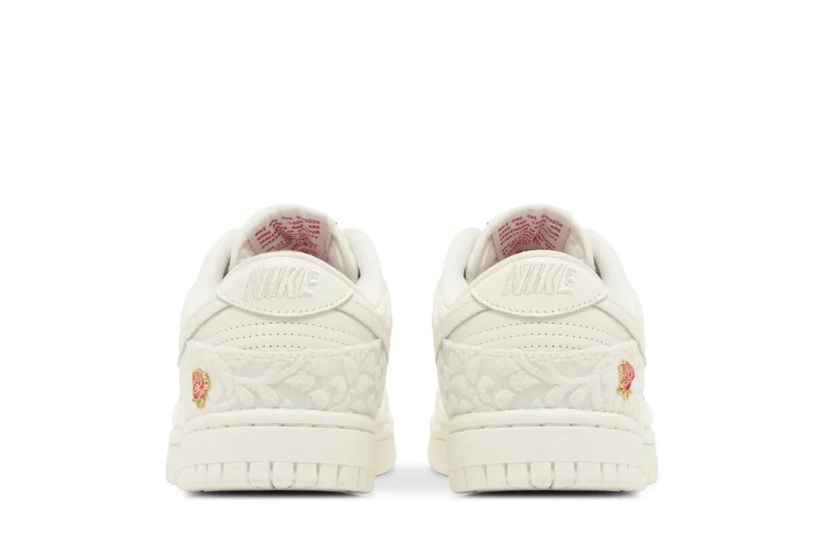 Tênis Nike Dunk Low Give Her Flowers Branco detalhe lateral