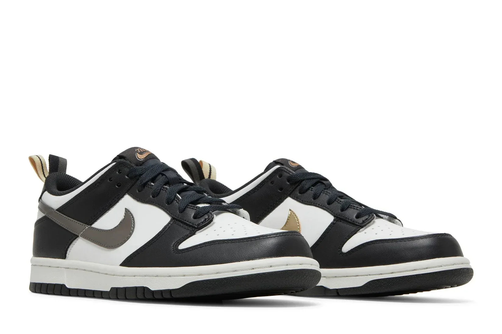 Tênis Nike Dunk Low GS Black/White Metallic Preto detalhe do solado