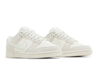 Tênis Nike Dunk Low Iridescent Swoosh Bege detalhe do solado