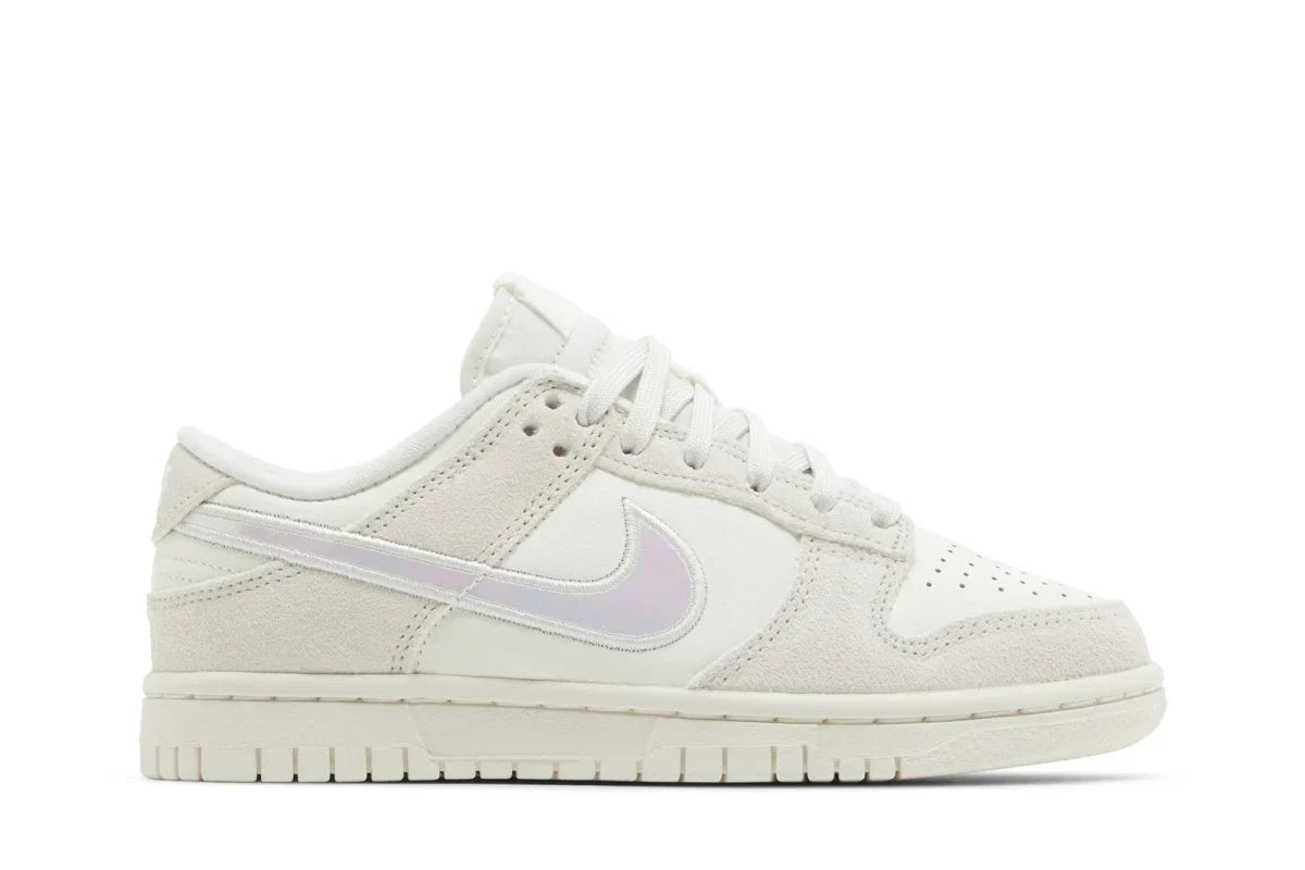Tênis Nike Dunk Low Iridescent Swoosh Bege vista superior
