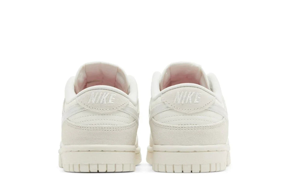 Tênis Nike Dunk Low Iridescent Swoosh Bege detalhe do material