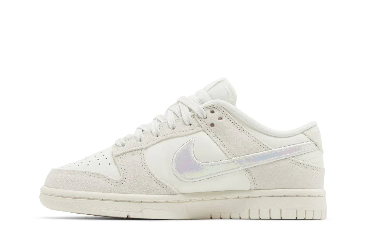 Tênis Nike Dunk Low Iridescent Swoosh Bege vista traseira