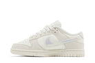 Tênis Nike Dunk Low Iridescent Swoosh Bege vista traseira