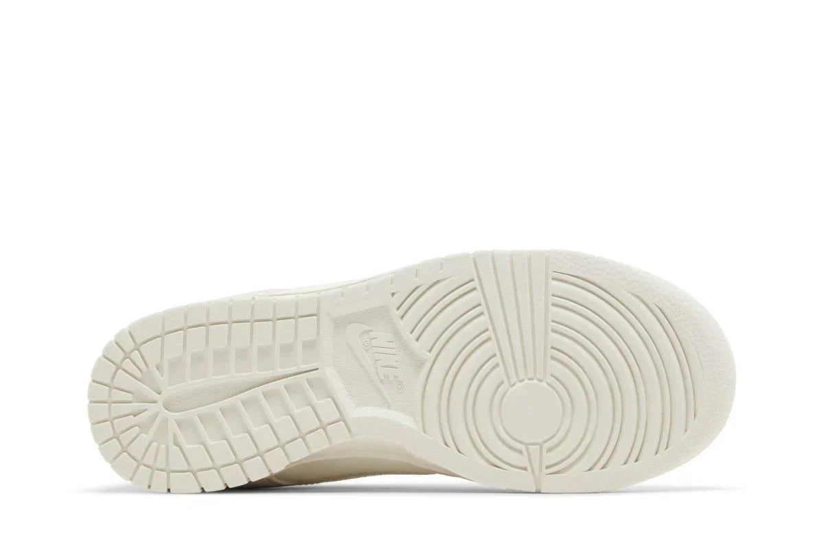 Tênis Nike Dunk Low Iridescent Swoosh Bege detalhe lateral