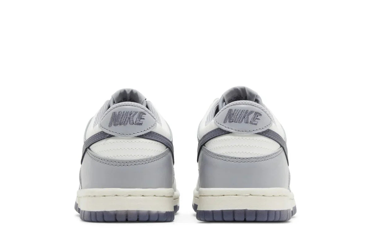 Tênis Nike Dunk Low Light Carbon Cinza vista traseira