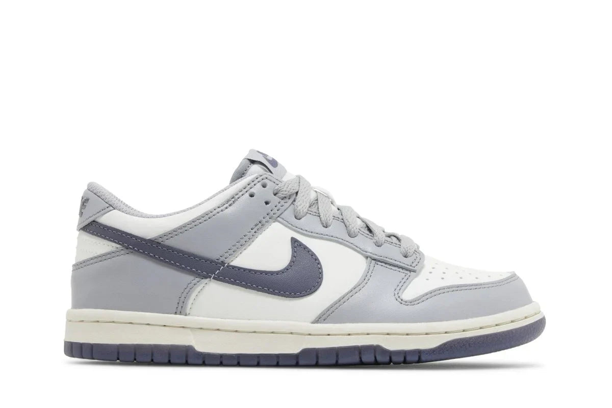 Tênis Nike Dunk Low Light Carbon Cinza vista lateral