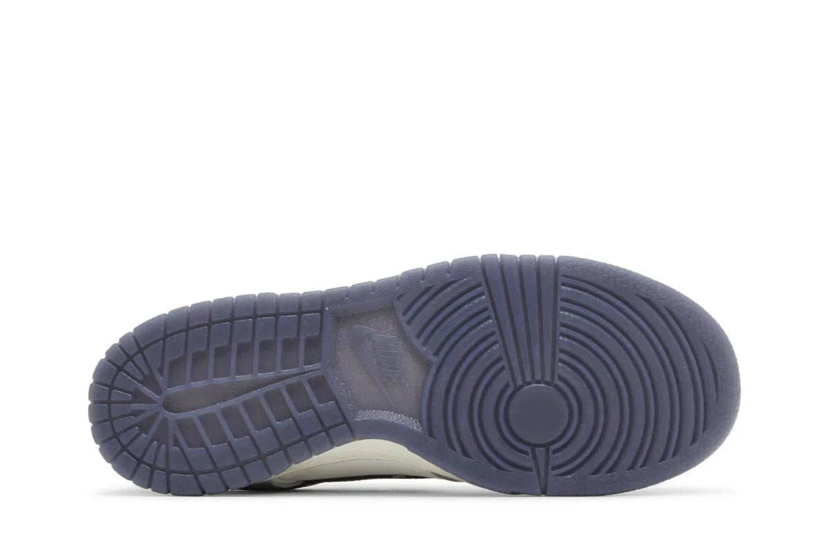 Tênis Nike Dunk Low Light Carbon Cinza detalhe lateral