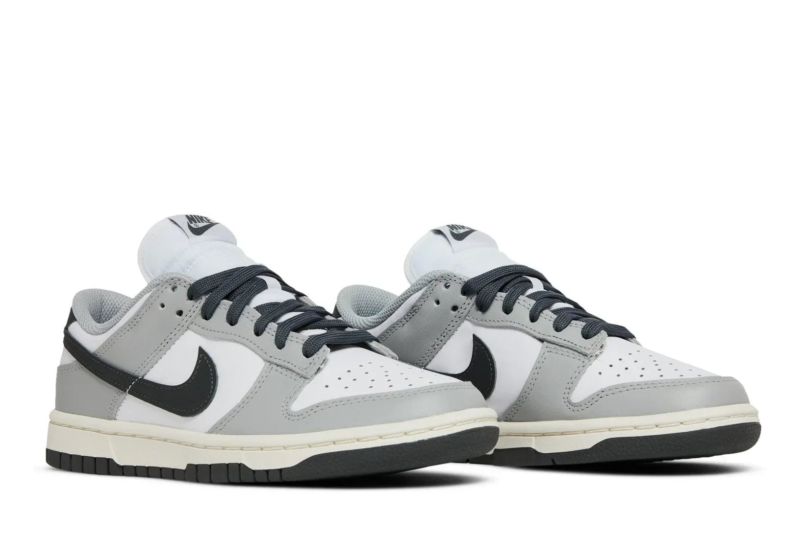 Tênis Nike Dunk Low Light Smoke Grey Cinza detalhe lateral