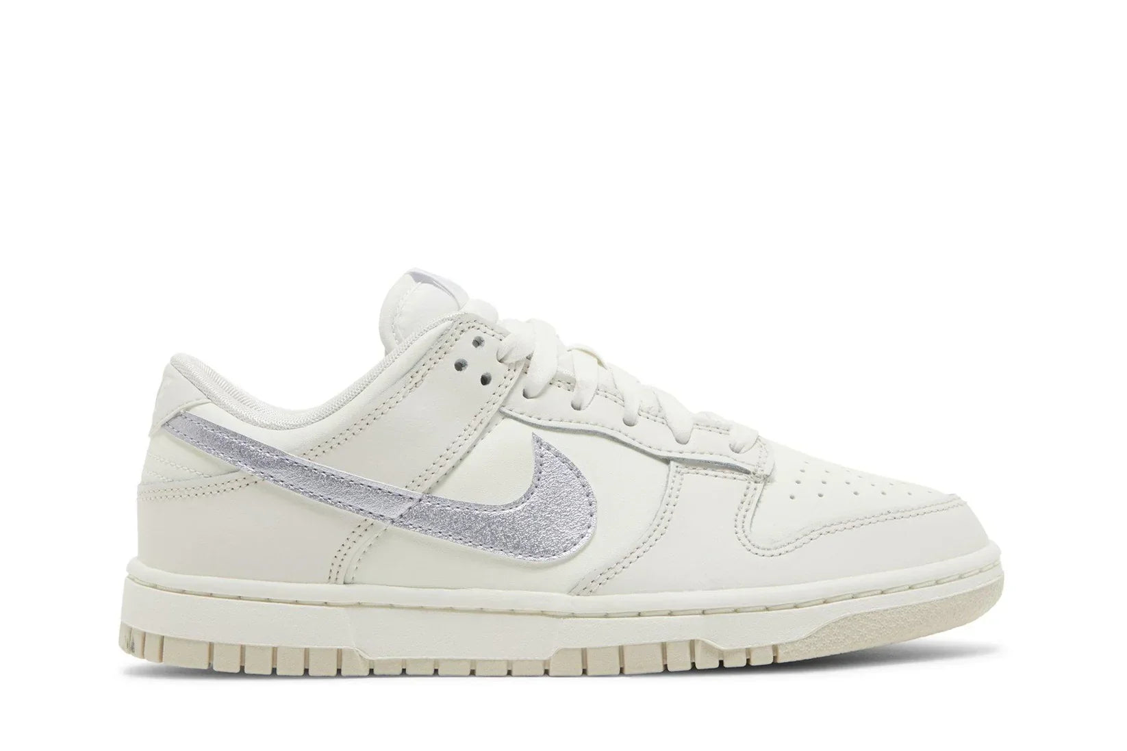 Tênis Nike Dunk Low Oxygen Purple Branco vista lateral
