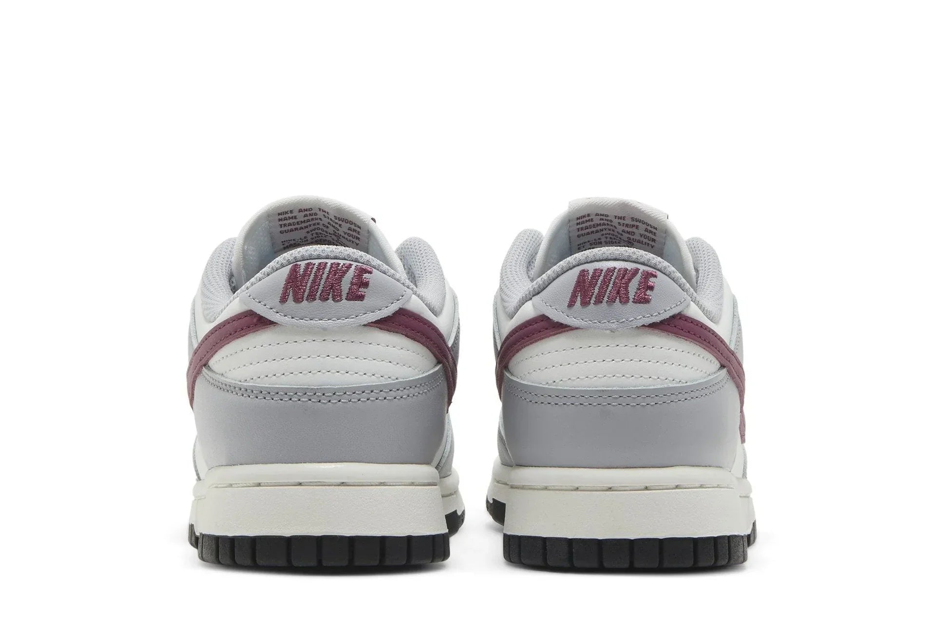 Tênis Nike Dunk Low Pale Ivory Redwood Cinza detalhe do solado