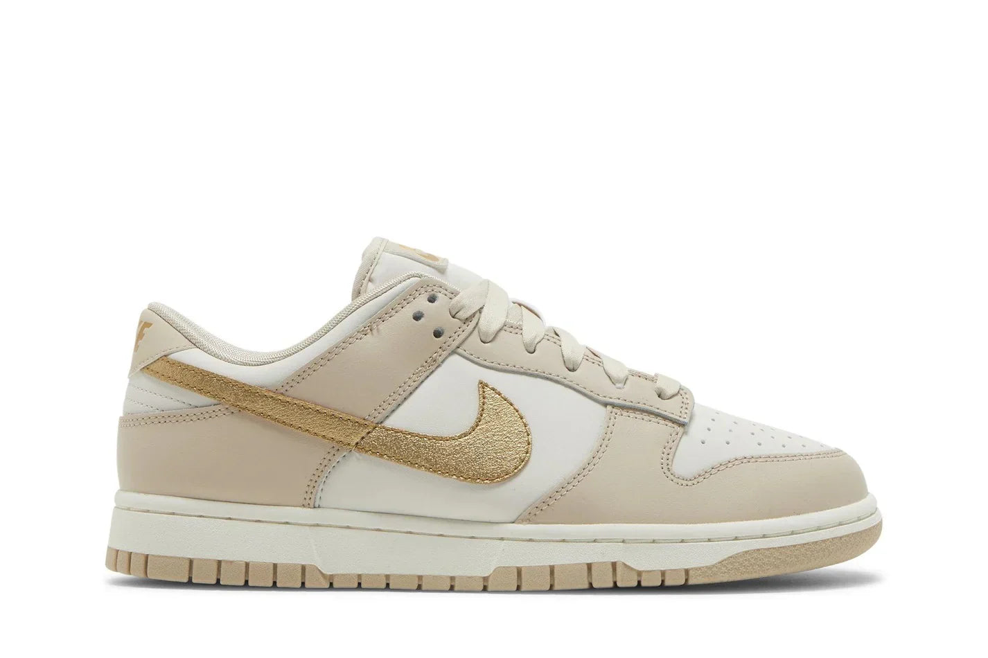 Tênis Nike Dunk Low Phantom Metallic Gold Dourado vista lateral