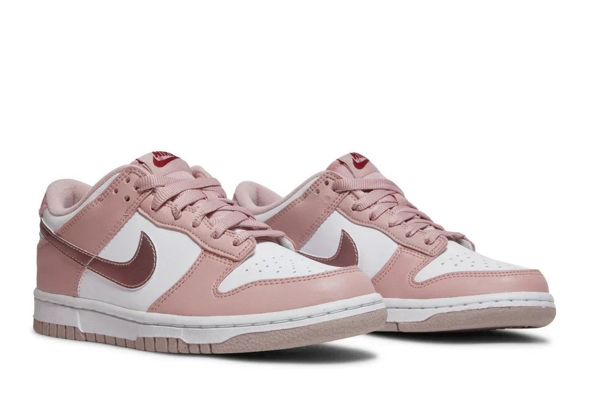 Tênis Nike Dunk Low Pink Velvet Rosa detalhe lateral