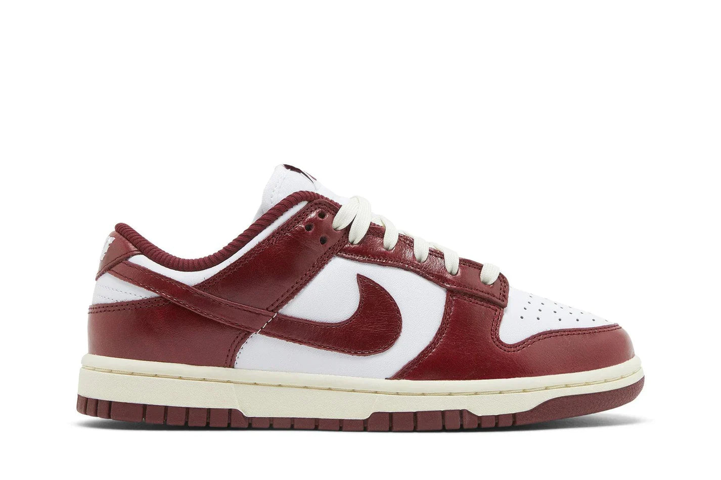 Tênis Nike Dunk Low PRM Vintage Team Red Vermelho vista lateral