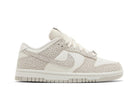 Tênis Nike Dunk Low Safari Phantom Bege vista lateral