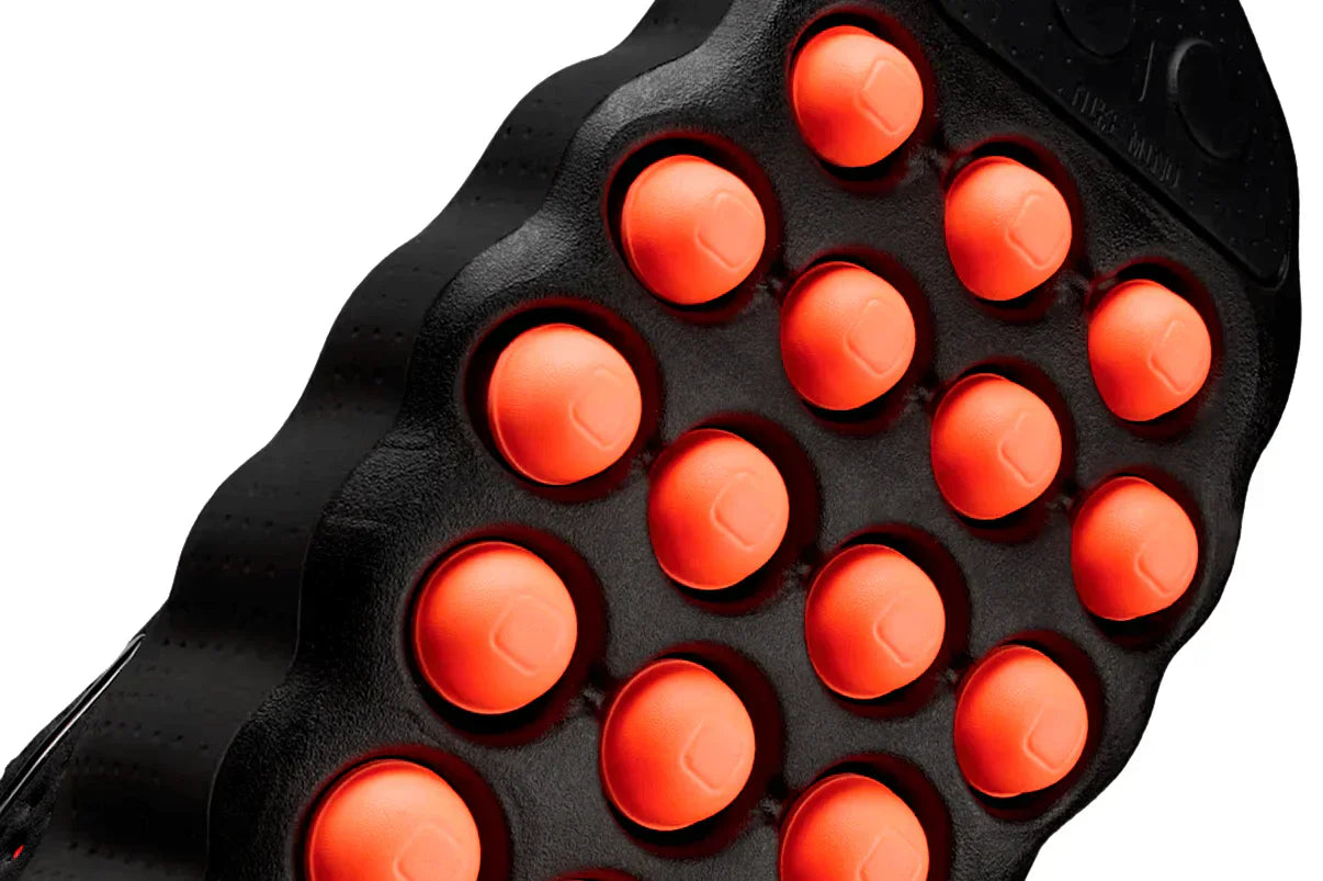 Tênis Nike Mind 002 Black Hyper Crimson Preto detalhe lateral